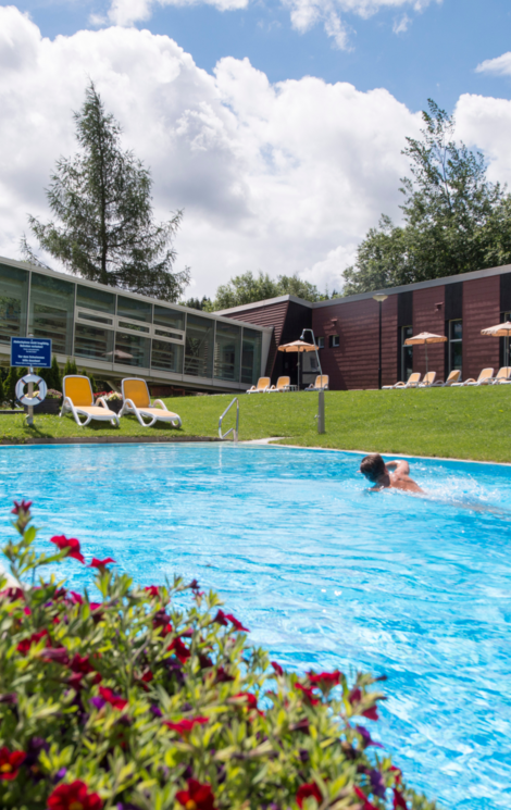 ahorn-hotels-und-resorts-aussen-pool